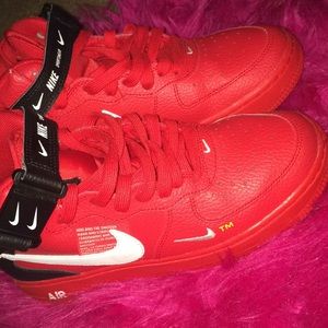 Nike shows boys siZe 6